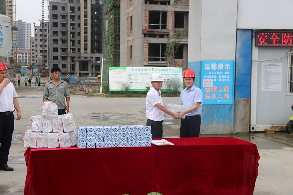 楊曉彬到徽鹽地產(chǎn)定遠(yuǎn)、泗縣項(xiàng)目公司開(kāi)展高溫慰問(wèn)